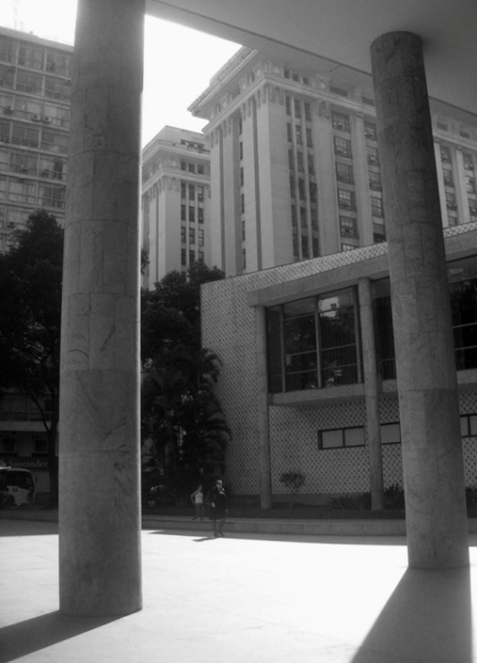 Figura 1: A sede do Ministério da Fazenda (atual Palácio da Fazenda) aos fundos, através dos pilotis do MESP  (atual Palácio Capanema) no Rio de Janeiro  (Autoria: A. Bedolini, 2011).
